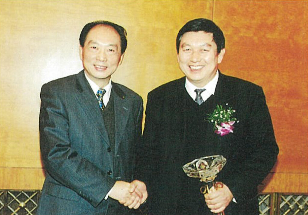 董事长郑宝忠先生荣获中国2002年“最专注的企业家”称号，农业部副部长刘坚（左）为郑宝忠先生颁奖并合影留念。